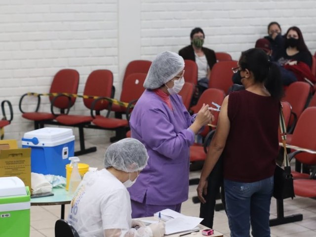 Setor de imunização municipal traz detalhes sobre a vacinação da parcela da população sem comorbidades 