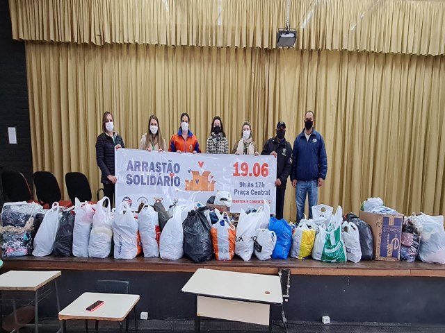 Defesa Civil arrecada mais de 1000 peças de roupas no Arrastão Solidário 