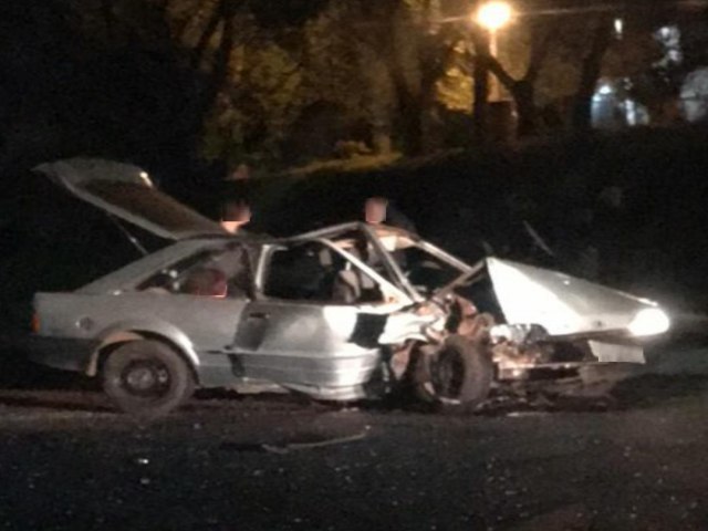 Carro colide em poste nesta madrugada na Avenida Padre Roque Gonzles