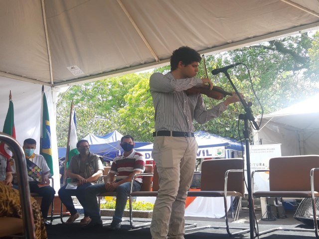 ltimo dia da Feira do Livro inicia com apresentao ao violino e manifestaes de representantes municipais da cultura e representante da Etnia Afro 