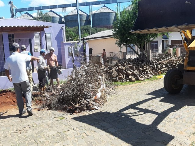 Coleta de entulhos realizada pela Prefeitura está atendendo os bairros Juliana e Paineiras 