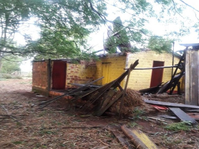 Temporal causa danos em cerca de dez moradias na localidade do Iva 