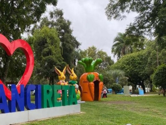 Praça Coronel Lima e Prefeitura Municipal começam a receber decorações de Páscoa 
