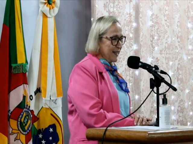 Secretria Estadual de Sade Arita Bergmann recebe o ttulo de Cidad Honorria de Tupanciret 