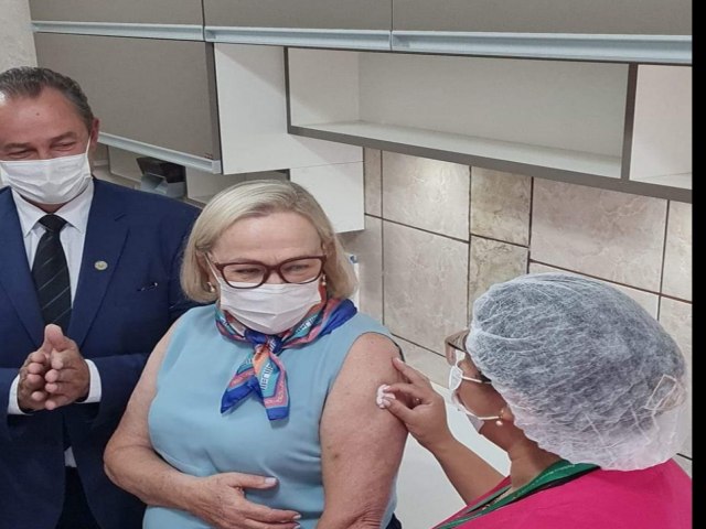 Secretária Estadual de Saúde recebeu a vacina contra a gripe em Tupanciretã 