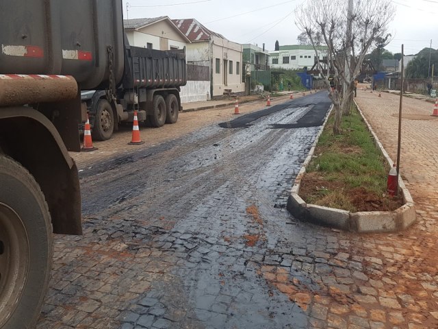 Iniciado asfaltamento na Avenida Carlos Gomes de Abreu 