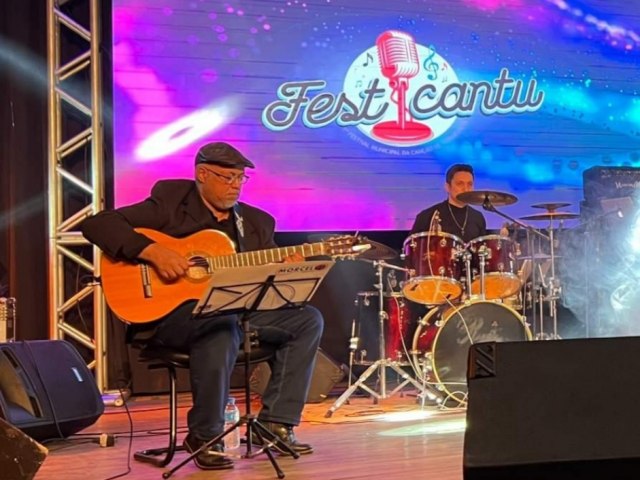 Regis Reis celebra as performances dos talentos municipais no 1º Festcantu 