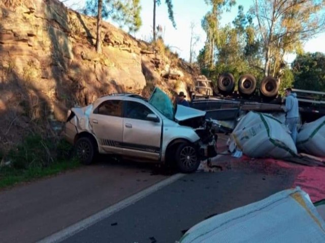 Acidente envolve caminho com placa de Tupanciret em Tio Hugo