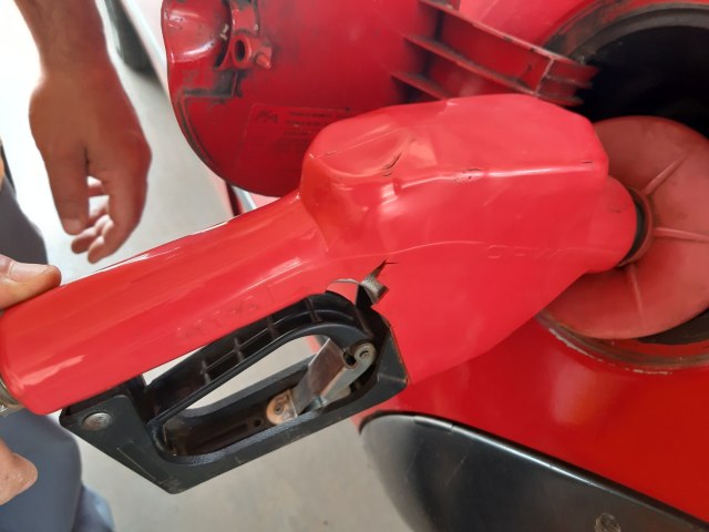 Preo da gasolina nas refinarias cai R$ 0,20 a partir de quarta (20)