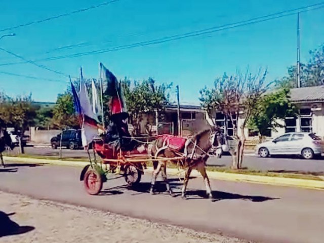 Em posse da Chama Crioula, cavaleiros percorrem vias de Tupanciret