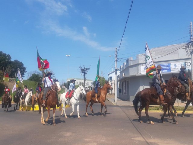 Cavaleiros de Jia passam por Tupanciret durante conduo da Chama Crioula