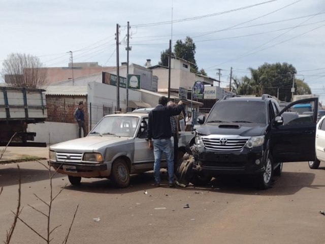 Coliso lateral envolve dois automveis na Avenida Padre Roque Gonzales