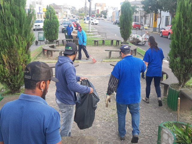 Aps feriado, equipe de limpeza atua na rea central 