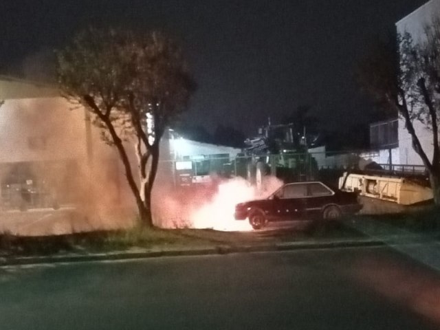 Carro pega fogo na Avenida Rio Branco 