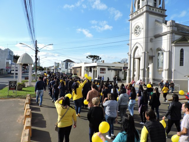 Setembro Amarelo: Escola Joaquim Nabuco realiza caminhada na Avenida Vaz Ferreira 