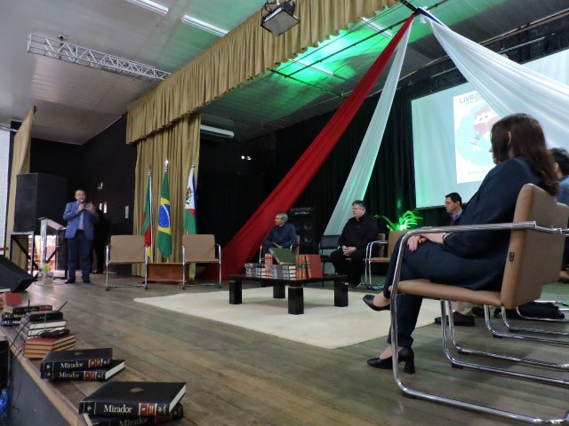 Na Abertura da Feira Municipal do Livro, prefeito Gustavo Terra fala sobre o papel dos jovens na construo do futuro