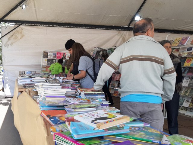 Segunda manh de Feira Municipal do Livro fica marcada pela boa presena do pblico jovem