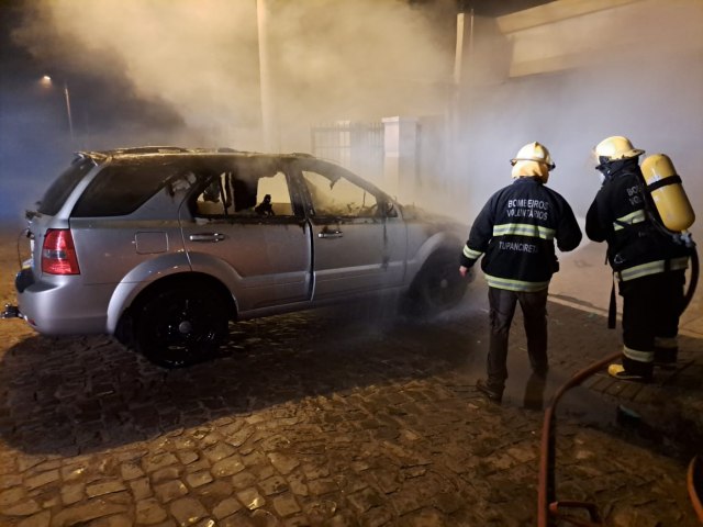 UBVT controla incndio em veculo estacionado em garagem de residncia no bairro Gacho 