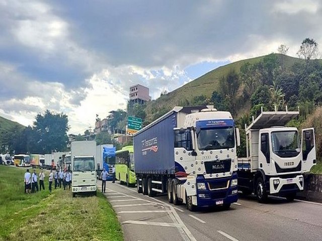 Caminhoneiros insatisfeitos com o resultado das eleies bloqueiam rodovias pelo pas