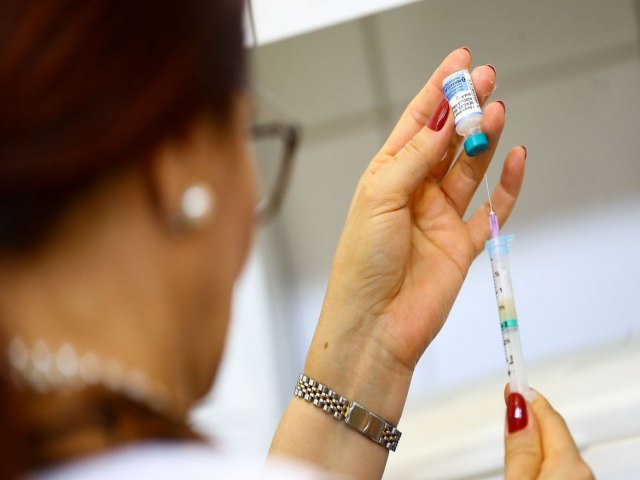 Na sexta (25), EM Serafim Corra de Barros recebe mutiro de vacinao contra HPV e meningite