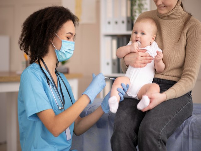 Bebs entre seis meses e dois anos necessitam de agendamento para receber imunizao contra covid-19
