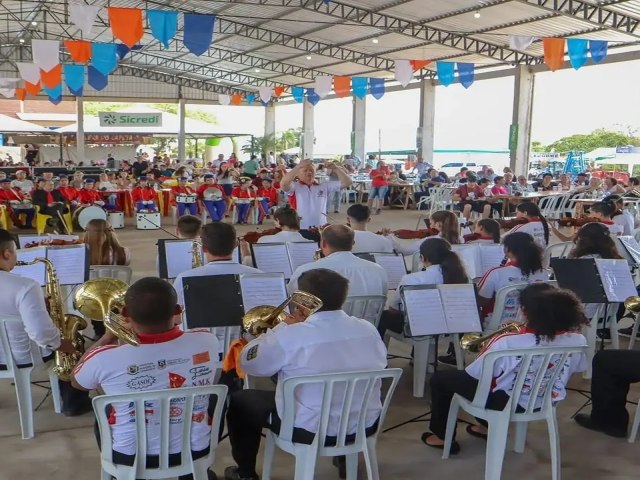 Orquestra Ameart e Banda Municipal Dr. Nestor Andr Mantese participam de Encontro de Bandas e Corais