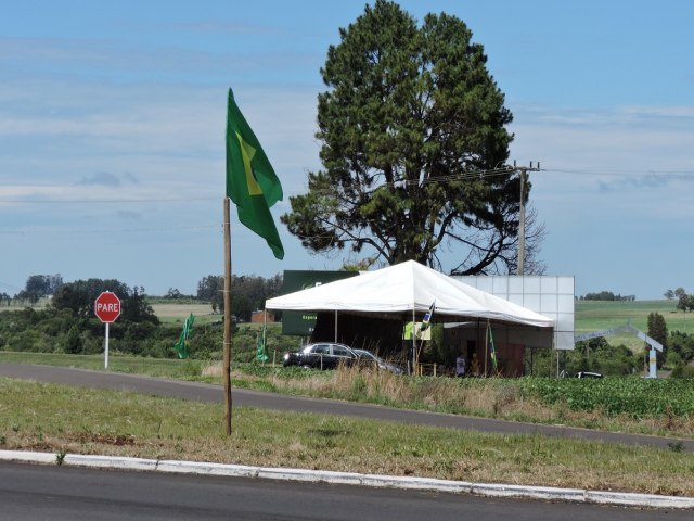 Grupo monta ponto de protesto no trevo de acesso a Tupanciret  