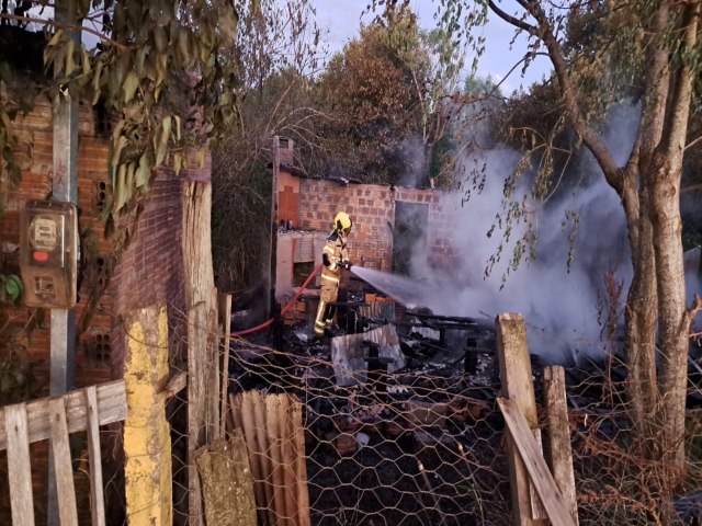 Bombeiros Voluntrios atendem ocorrncia na Vila Branca nessa segunda (19)