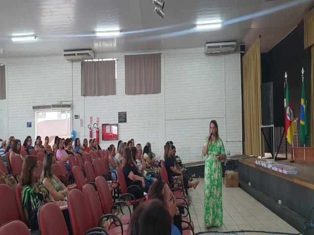 Sistema Maxi de Ensino  apresentado aos professores da rede municipal