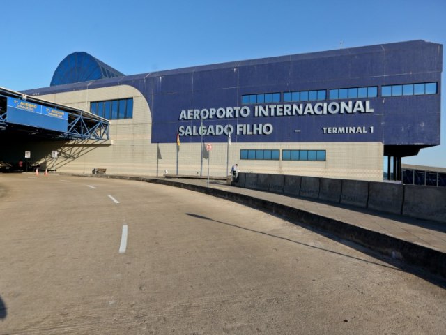 Uso de mscara em avies e aeroportos no  mais obrigatrio no Brasil