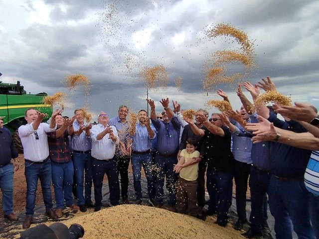 Em Tupanciret, governador Eduardo Leite participa de ato simblico da Colheita da Soja 