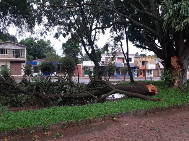 Bombeiros Voluntrios atendem ocorrncias causadas pelo temporal dessa quarta, 29