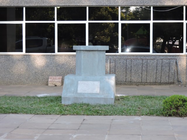 Base de sustentao do busto de Miguel Chiapetta Cardoso j est instalada em frente  Prefeitura Municipal