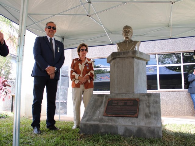 Solenidade oficial inaugura escultura em homenagem a Miguel Chiapetta Cardoso