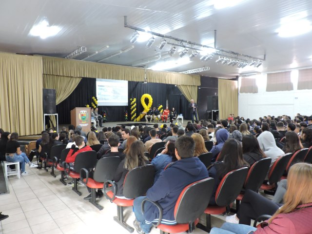 Palestra do Maio Amarelo orienta estudantes a respeito da responsabilidade no trnsito