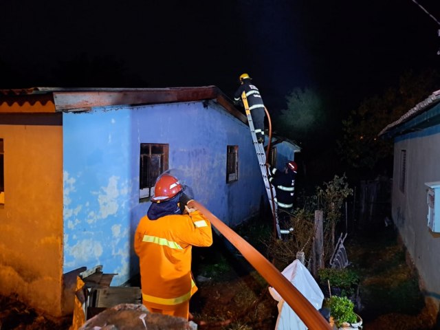 Residncia fica parcialmente destruda pelo fogo na noite deste domingo (04)