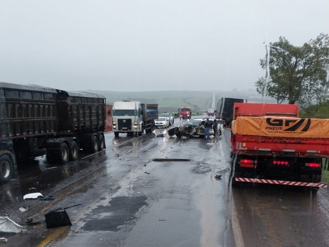 Acidente envolve caminho e camionete na BR-158, entre Tupanciret e Jlio de Castilhos