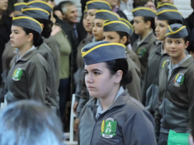 Ingressos do ano de 2023 da Escola Cvico-Militar Cel. Marcial Terra recebem casquete 