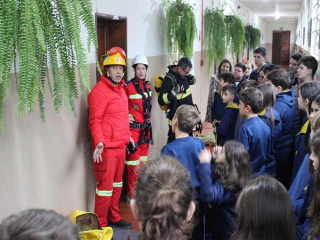 Bombeiros Voluntrios de Tupanciret realizam demonstrao de equipamentos na Escola Divino Mestre  