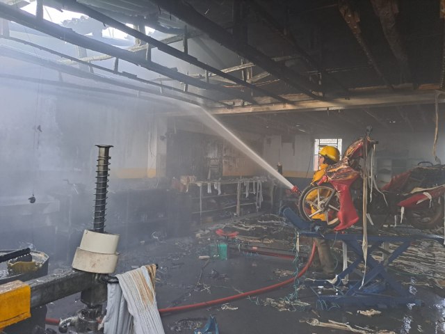 Bombeiros atendem ocorrncia de incndio em oficina no bairro Gacha, em Tupanciret 