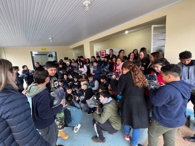 Alunos da rede municipal de ensino so beneficiados com entrega de uniformes escolares