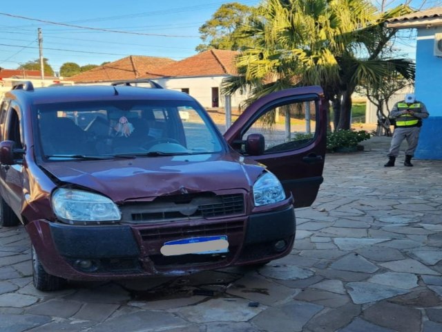 Veculo desgovernado invade ptio de escola aps coliso