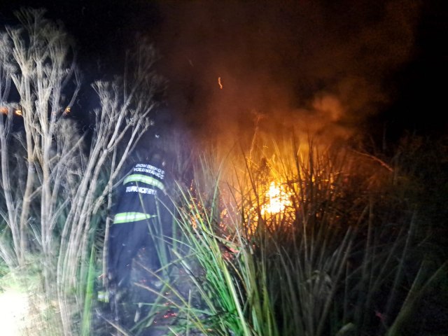 Incndio em vegetao controlado por Bombeiros Voluntrios no Bairro So Jorge  