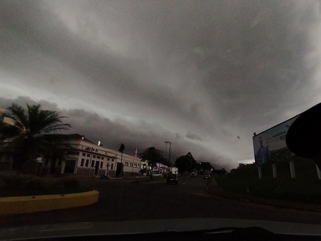 Tempestade chega a Tupanciret e transforma manh em escurido com registro de nuvem prateleira 