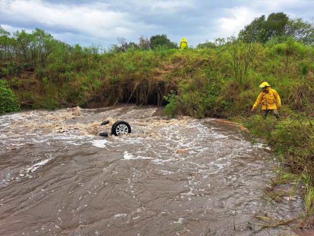 Condutora perde controle do veculo e tomba em crrego s margens da RSC 392 