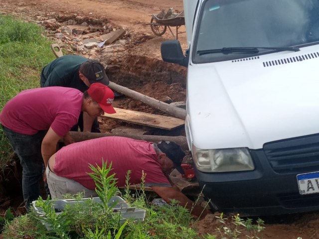 Veículo de entrega fica preso em buraco de rua na Vila Branca, em Tupanciretã