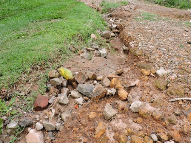 Ruas esburacadas e problemas com alagamentos: moradores do bairro Moraes pedem ateno do Poder Pblico