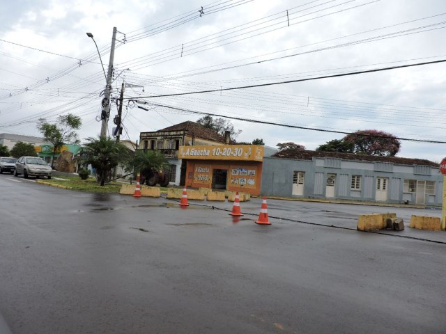 Cabos na via impedem converso de condutores da Avenida Vaz Ferreira em direo  Avenida Rio Branco, em Tupanciret