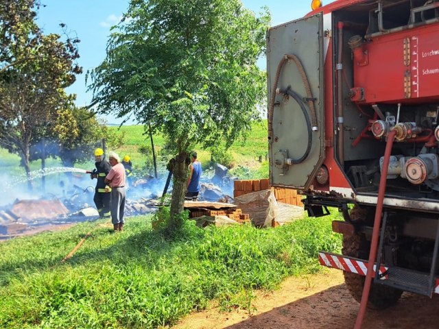 Bombeiros Voluntrios atendem ocorrncia de incndio em residncias no interior de Tupanciret  