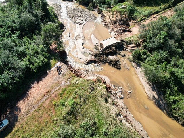 Prefeitura aguarda recursos para reconstruir ponte levada pela enxurrada no Corredor dos Vianna, interior de Tupanciret  